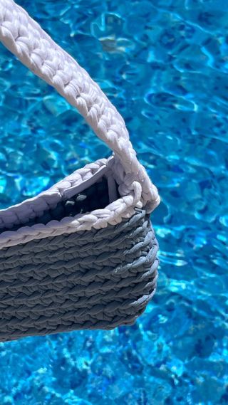 Bolso crochet azul y blanco