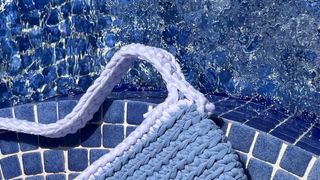 Bolso crochet azul y blanco