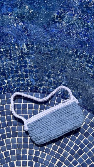 Bolso crochet azul y blanco