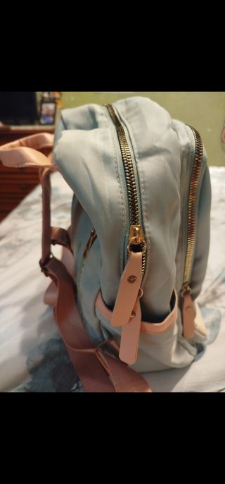Mochila azul y beige
