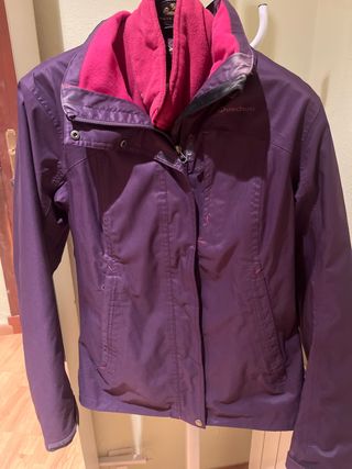 Chaqueta Quechua morada impermeable