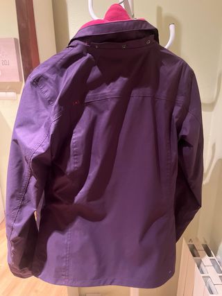 Chaqueta Quechua morada impermeable
