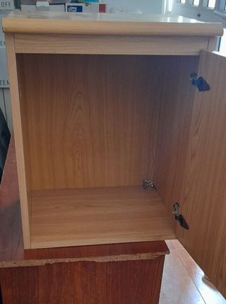Mueble madera pequeño colgador