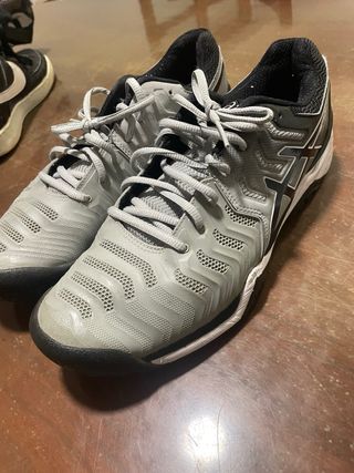 Zapatillas Asics grises y negras