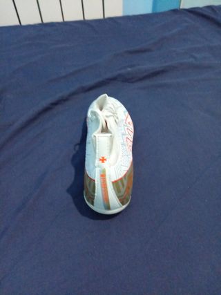 Zapatillas fútbol | Blancas y naranjas