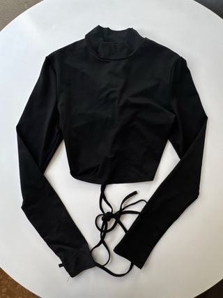 Top negro crop manga larga