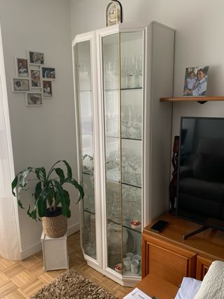 Vitrina blanca con detalles dorados