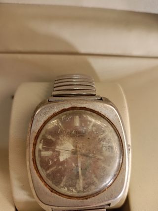Reloj Seiko plateado  funciona y aveses se para