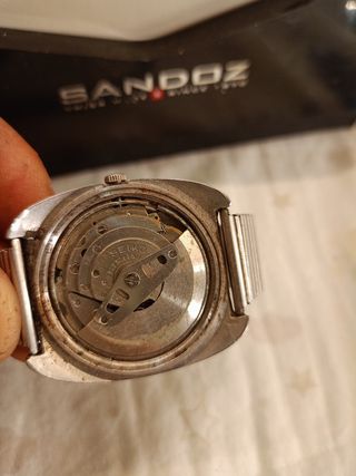 Reloj Seiko plateado  funciona y aveses se para