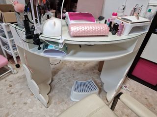 Mesa manicura rosa y blanca
