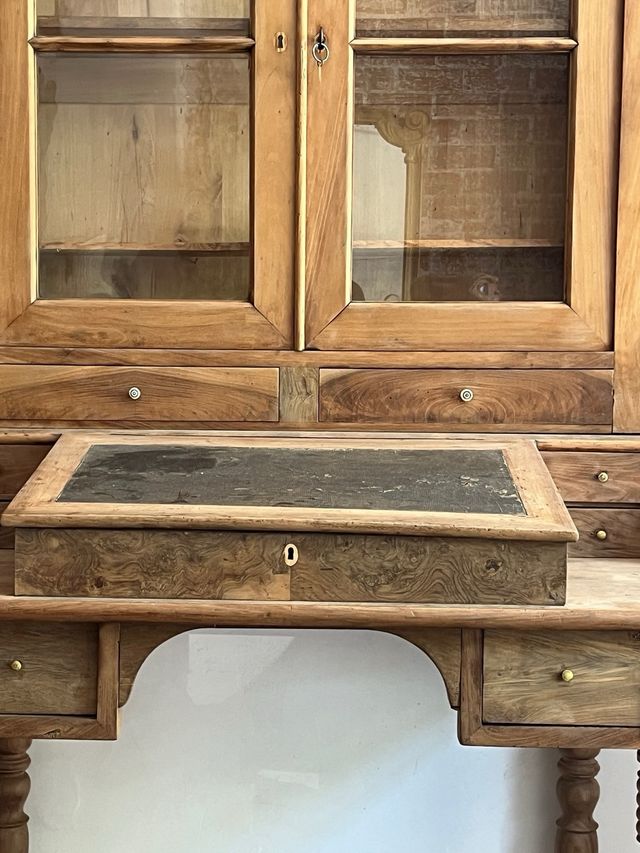 Escritorio vitrina/secreter abattant restaurado