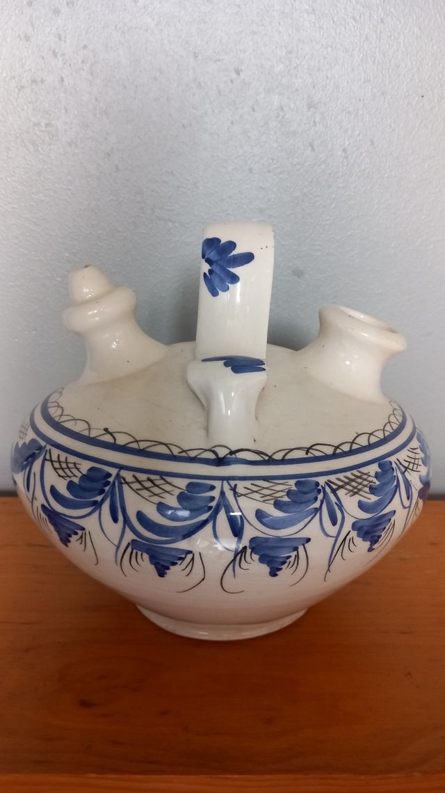 Jarra cerámica azul y blanca