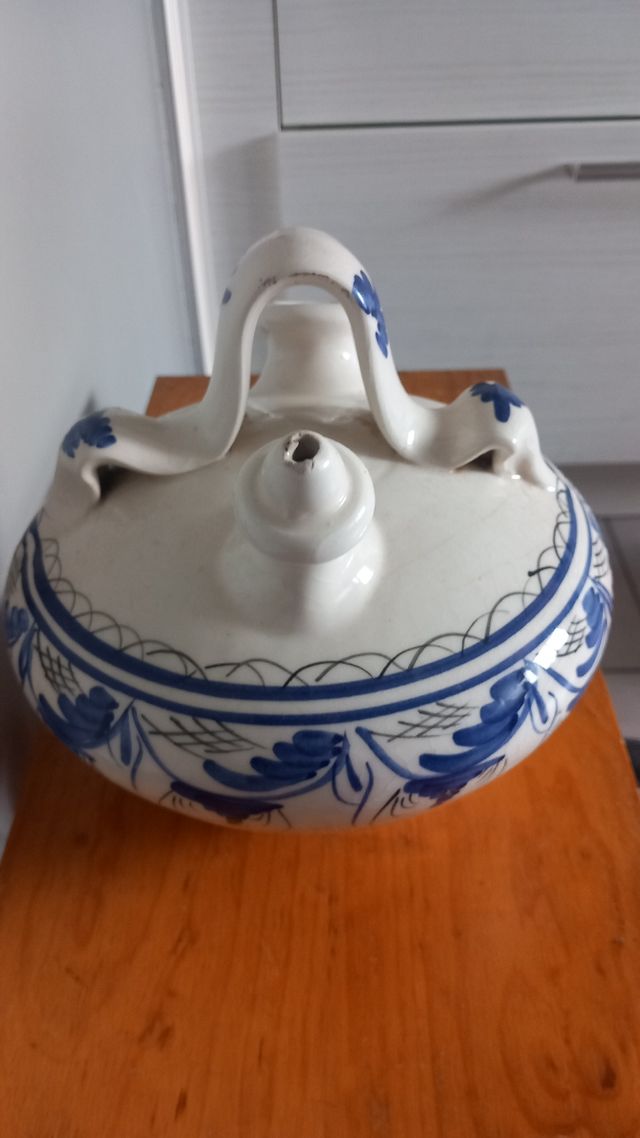 Jarra cerámica azul y blanca