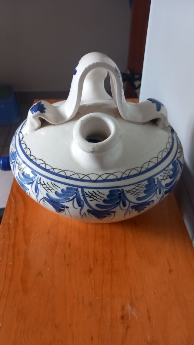 Jarra cerámica azul y blanca