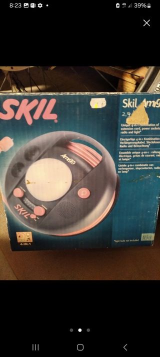 Skil Amig 4-en-1: Radio, luz, alargador