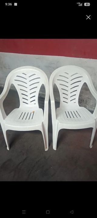 8 Sillas PVC Blancas en buen estado