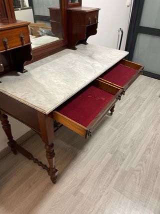 Antiguo tocador de mármol