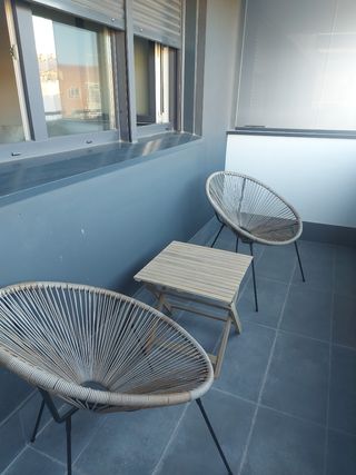 Silla Acapulco beige metal y ratán 2ud + mesa teca