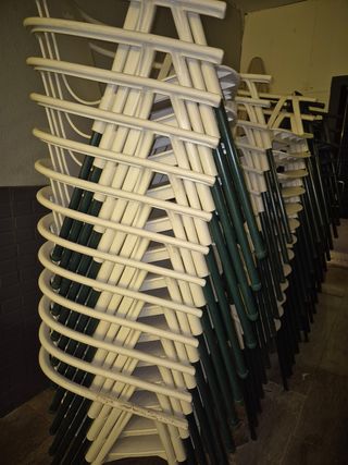 Sillas apilables blancas y verdes