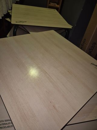 Sillas apilables blancas y verdes