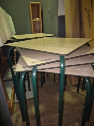 Sillas apilables blancas y verdes