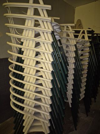 Sillas apilables blancas y verdes