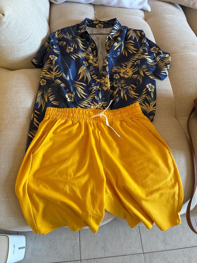 Completo estivo blu e giallo