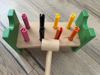 Jueguete de martillo de madera