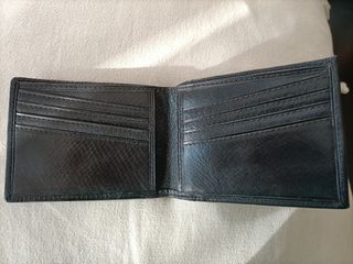 Billetera negra de cuero