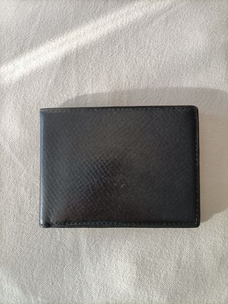 Billetera negra de cuero