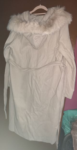 Abrigo beige con capucha