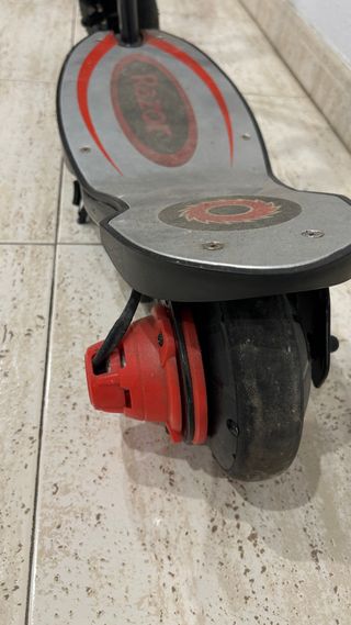 Patinete eléctrico Razor E100 averiado 
