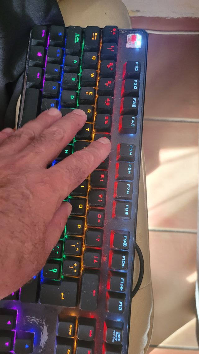 Teclado gaming RGB