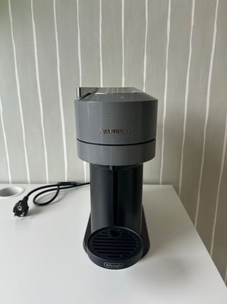 Cafetera Nespresso Vertuo Gris
