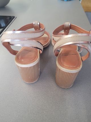 Sandalias tacón beige-dorado