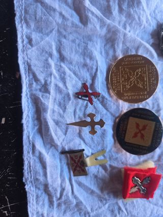 Insignias carlistas: pins y llaveros