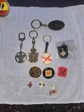 Insignias carlistas: pins y llaveros