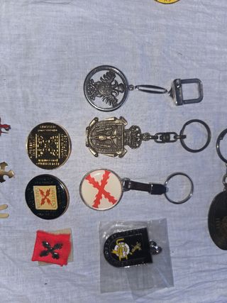 Insignias carlistas: pins y llaveros