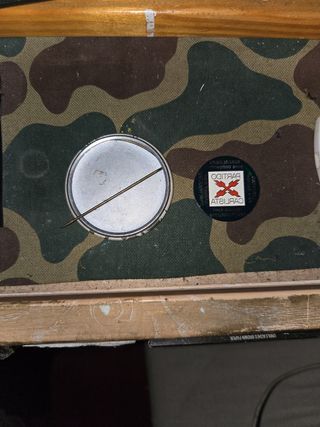 Insignias carlistas: pins y llaveros