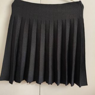 Falda plisada negra brillante