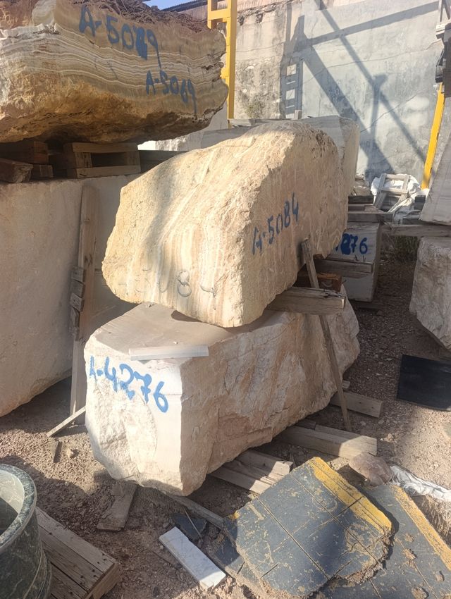 Varios bloques de mármol y onix