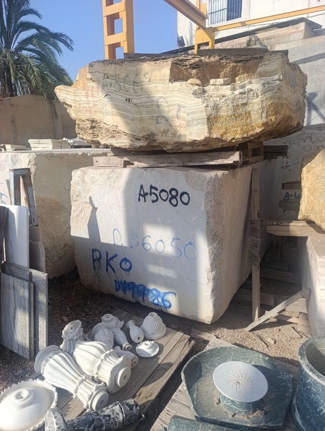 Varios bloques de mármol y onix