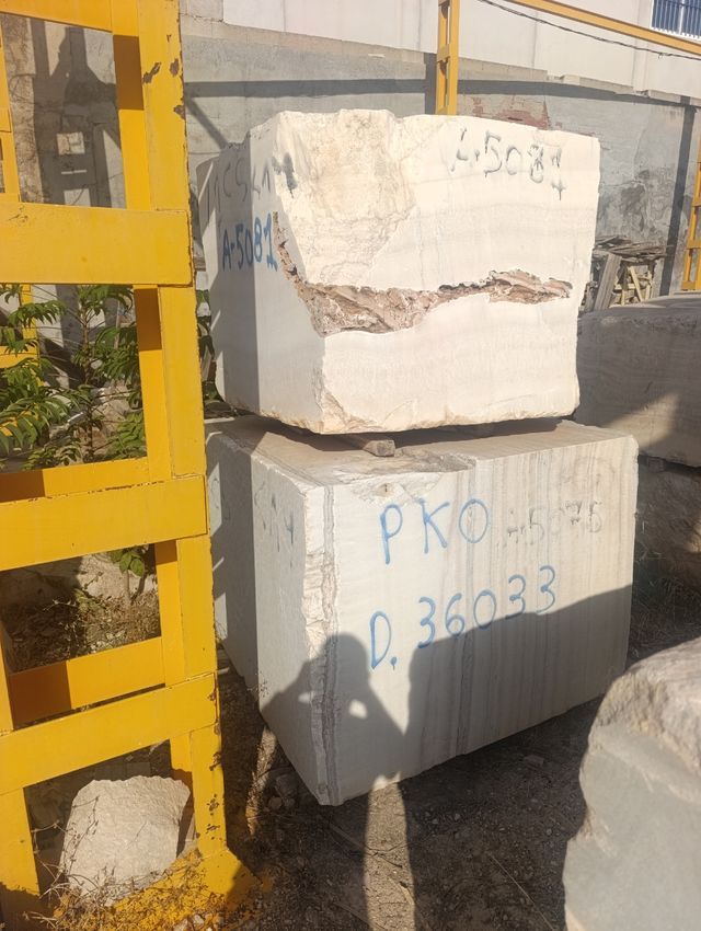 Varios bloques de mármol y onix