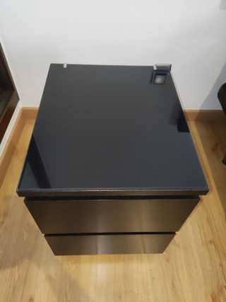 Comodino Ikea Malm, nero/marrone.