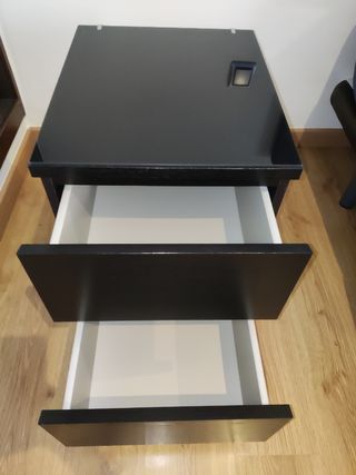 Comodino Ikea Malm, nero/marrone.