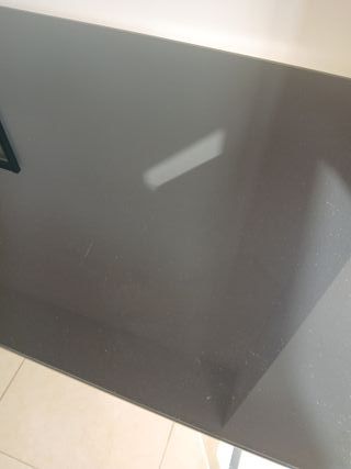 Escritorio metálico negro con estantes