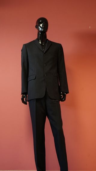 Traje de hombre a rayas diplomáticas 