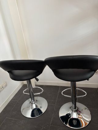 2 Taburetes Altos Negros - Metal y Piel Sintética