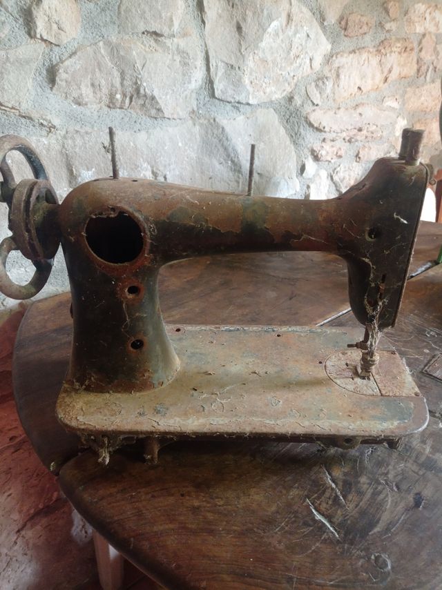 Máquina coser antigua - oxidada