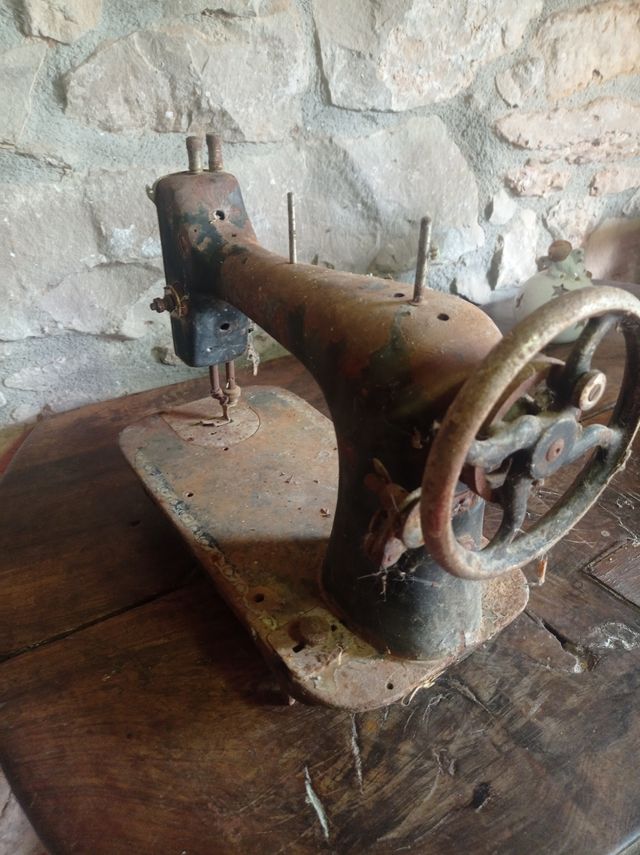 Máquina coser antigua - oxidada